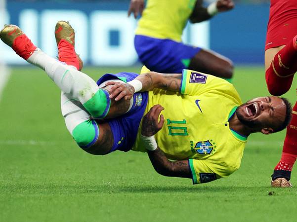 Neymar thường xuyên chấn thương khi thi đấu cho đội tuyển Brazil